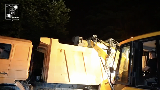 Более 70 грузовиков мусора вывезли из подтопленного района Сочи 