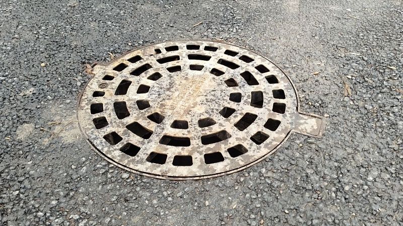 Канализационный люк отлетел в лобовое стекло машины в Красноярске