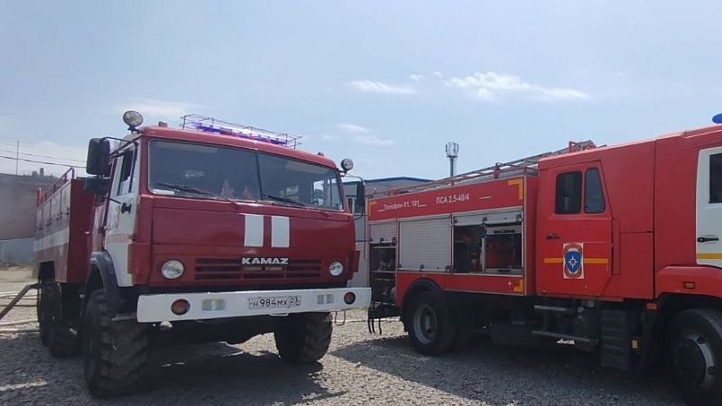 Сухая трава загорелась в Дмитриевском сквере в Краснодаре 