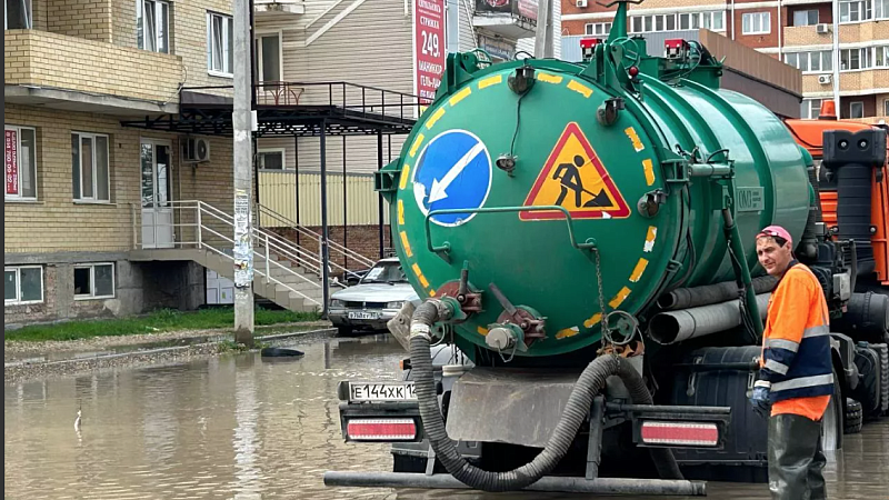 После дождя в Краснодаре на дороги вышла водооткачивающая техника 