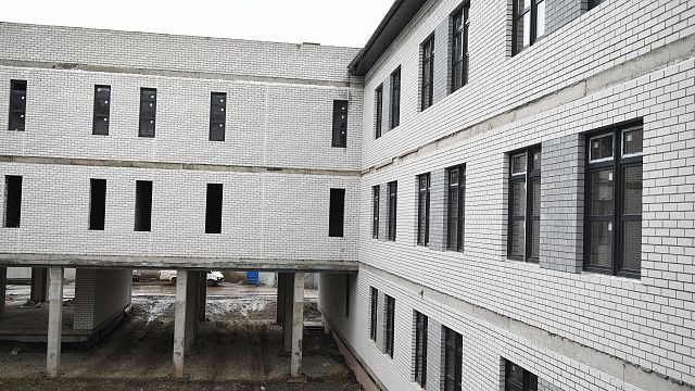 Подрядчику удалось вдвое сократить отставание в строительстве школы на улице Байбакова