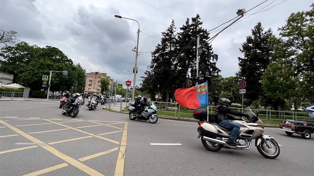 В Краснодаре проходит мотомарш в поддержку СВО. Фото: телеканал «Краснодар»