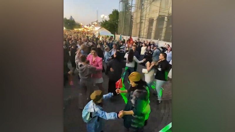 «Победный вальс» станцевали на Пушкинской площади в Краснодаре 