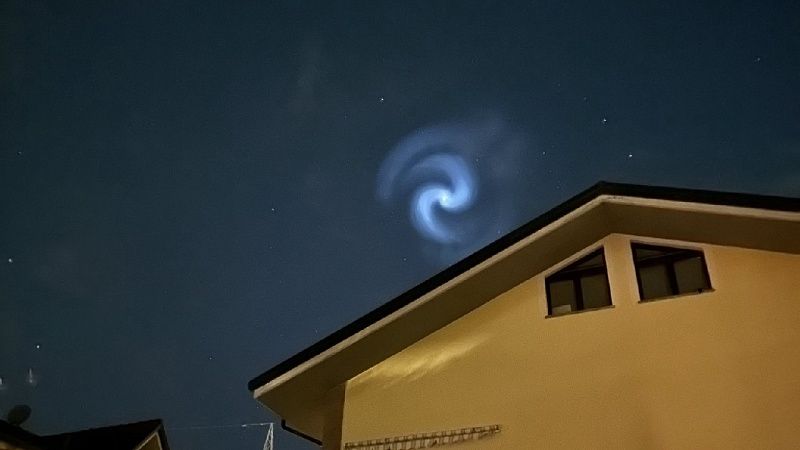 Светящиеся спирали в небе заметили ночью жители Кубани