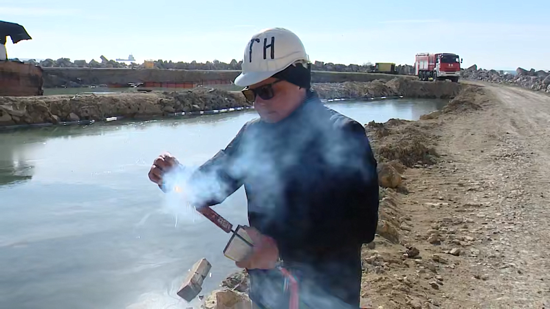 Специалисты испытали термостержни для демонтажа кормы «Волгонефть-239» в Анапе