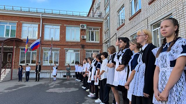 В школах Краснодара прошли праздничные линейки. Фото: телеканал «Краснодар»