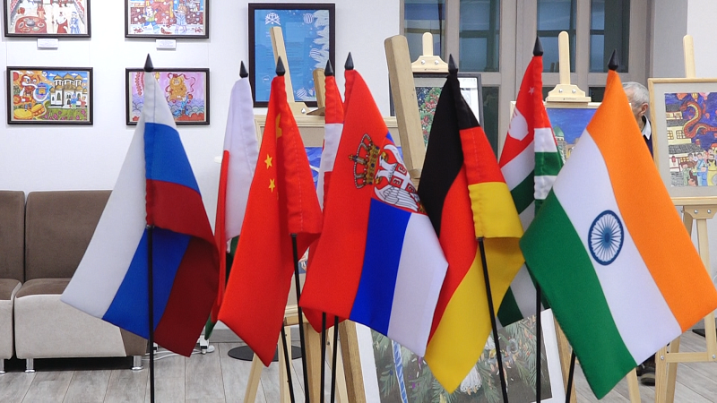 В Краснодаре открылась международная выставка детских рисунков «Новый Год объединяет»