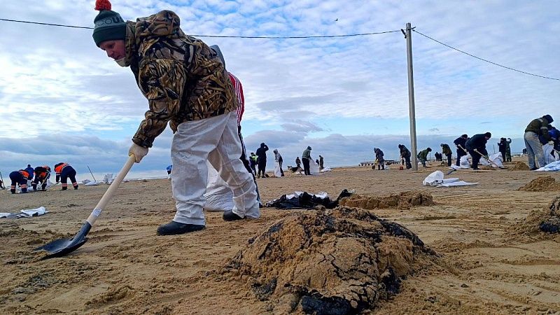 Новые выбросы мазута зафиксировали на черноморском побережье Кубани