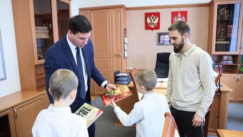 Жарившим еду на Вечном огне школьникам устроили экскурсию по Новороссийску