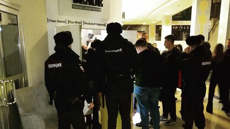 В Краснодаре рейдовые группы остановили массовое мероприятие в торговом центре «Кристалл»
