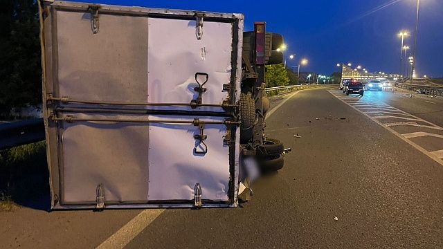 Под Краснодаром мотоциклист врезался в грузовик и погиб