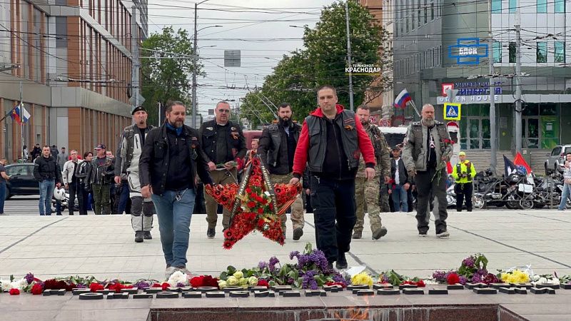 Больше 200 мотоциклистов возложили цветы у Вечного огня в Краснодаре