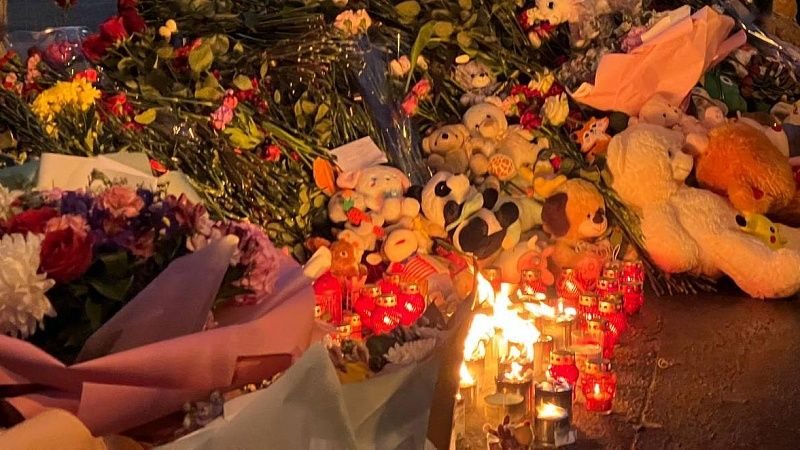 На месте гибели сестёр-школьниц организовали стихийный мемориал в Ревде