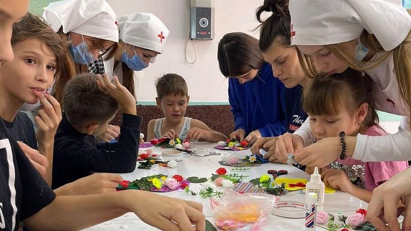 Анна Минькова поблагодарила «Молодежное сестричество» Новороссийска за заботу о больных детках