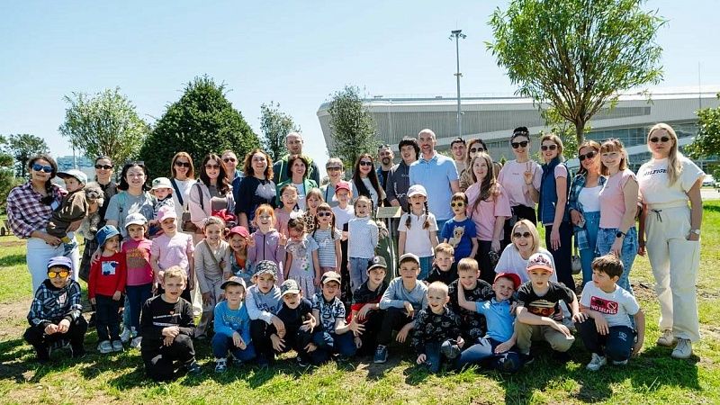 Первоклассники высадили 28 саженцев деревьев в Сириусе