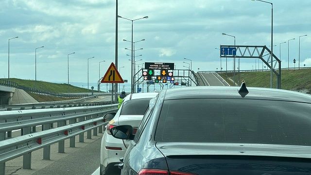 Более 1200 автомобилей встали в очередь у Крымского моста со стороны Кубани. Фото: телеканал «Краснодар»