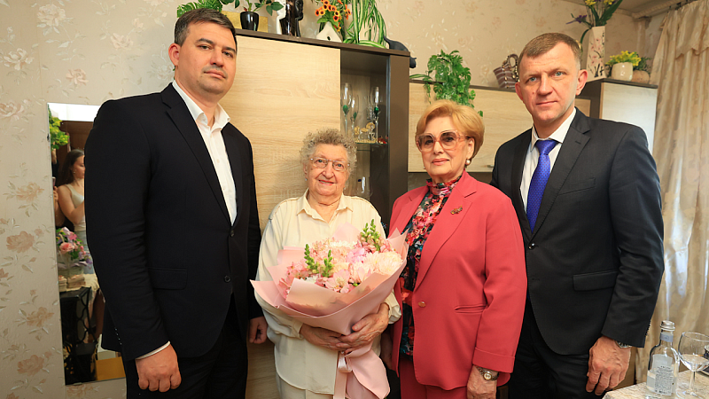 Наумов и Галушко поздравили ветерана ВОВ Чубарову со 101-летием в Краснодаре 