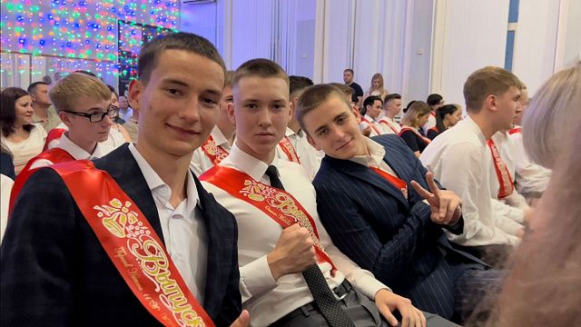 В школах Краснодара стартовали выпускные вечера