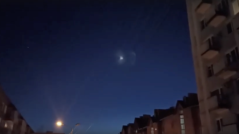 На видео зафиксировали неопознанный объект в небе над Бурятией 