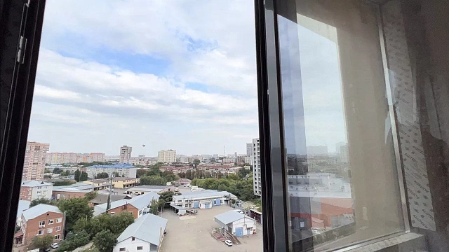В Краснодаре девочка-инвалид выпала из окна 13-этажки
