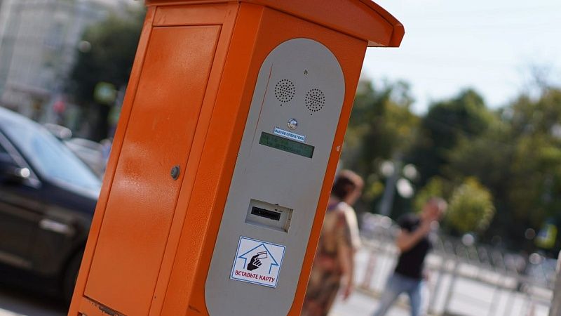 Двух полуголых малышей обнаружили на парковке в Новосибирске