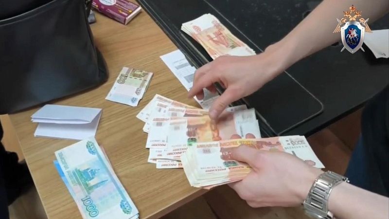 Пачки рублей и валюты изъяли в кабинете задержанного за взятку врача на Кубани