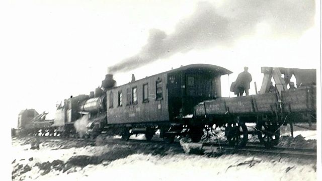 На дороге Ленинград - Гатчина первый рабочий поезд прошел ст. Пудость. Фото 2 февраля 1944 года