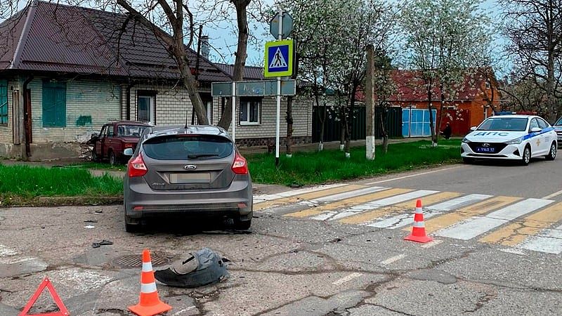 Две легковушки столкнулись и разбили стену жилого дома в Майкопе