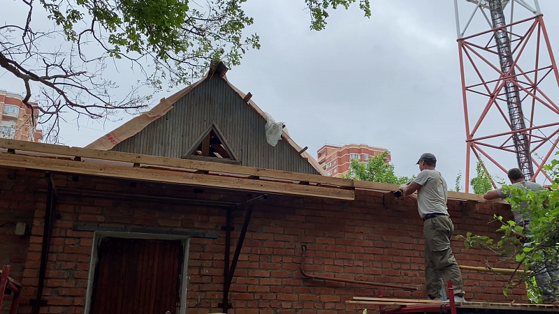 Строителям потребуется три недели на ремонт пострадавшего от БПЛА дома на Гаражной