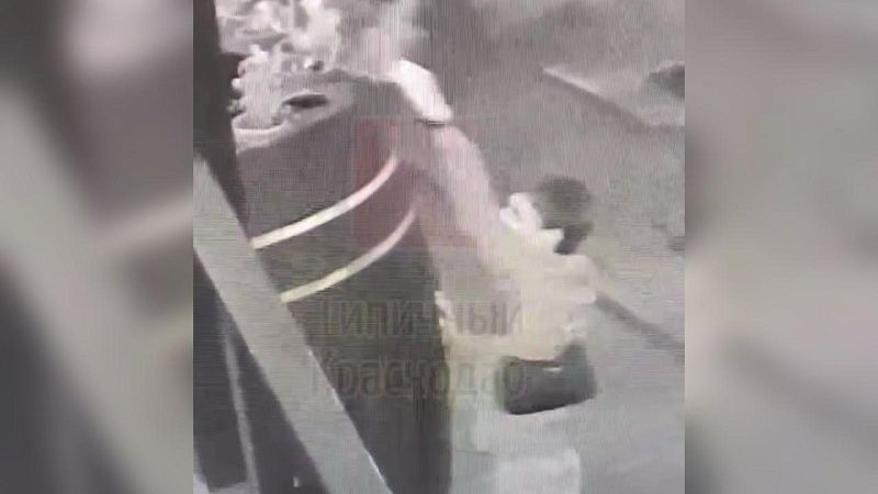 Укравший цветочный горшок парень попал на видео в Краснодаре