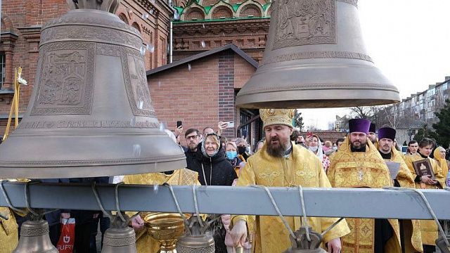 В Свято-Троицком соборе Краснодара освятили новые колокола 
