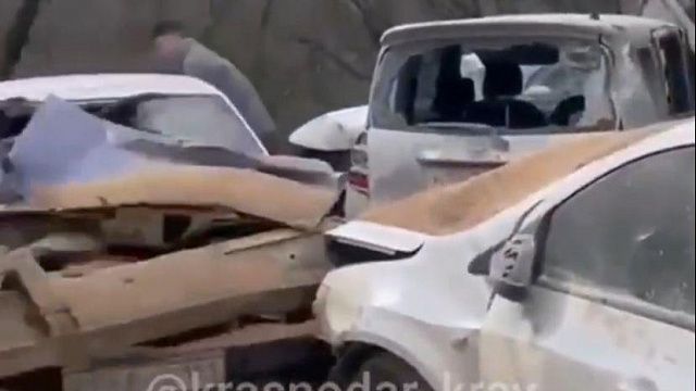 Под Новороссийском грузовик врезался в 10 автомобилей. Водитель погиб