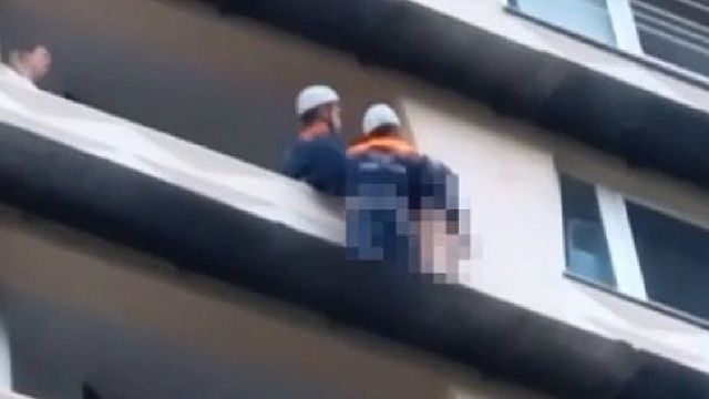 В Сочи спасатели сняли девушку с козырька многоэтажки. Фото: ЮРСПО МЧС России