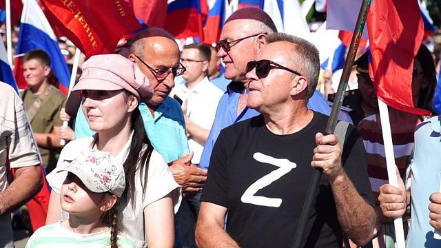 Француз выступил в поддержку Путина и против политики Запада на митинге в Краснодаре 