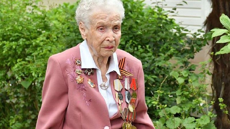 Губернатор Кондратьев поздравил со 101-летием ветерана ВОВ Анну Бурдину из Сочи