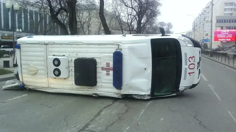 Автомобиль скорой помощи перевернулся после ДТП в центре Краснодара