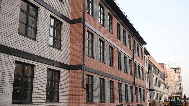 Подрядчик ускорил темпы строительства школы на улице Байбакова 