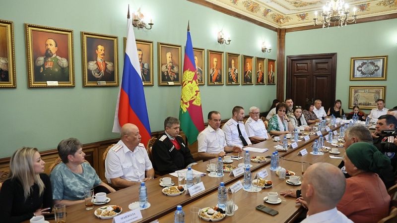 Вениамин Кондратьев встретился с казачьими семьями в Краснодаре