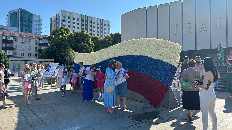 Краснодарцы выложили флаг России из 20 тысяч роз
