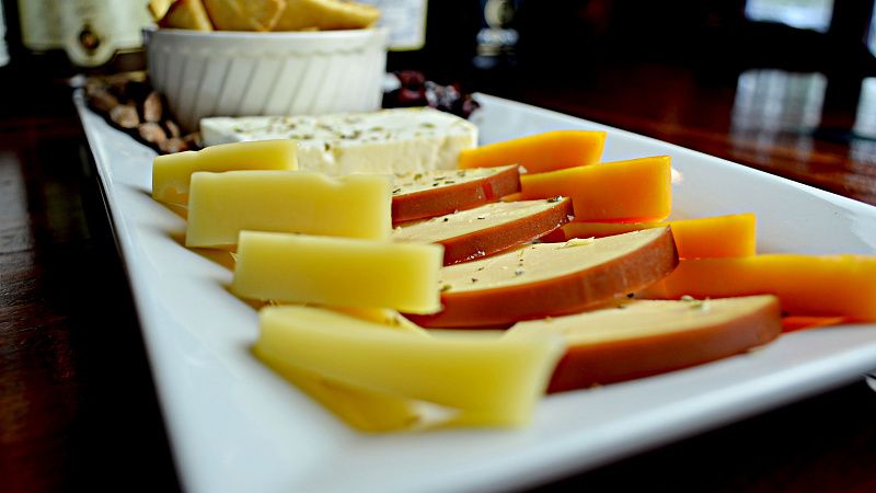 Краснодарский шеф-повар рассказал, как собрать интересную сырную тарелку дома
