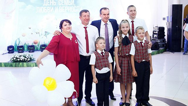 Вениамин Кондратьев вручил 15 многодетным семьям Кубани медаль «Родительская доблесть»