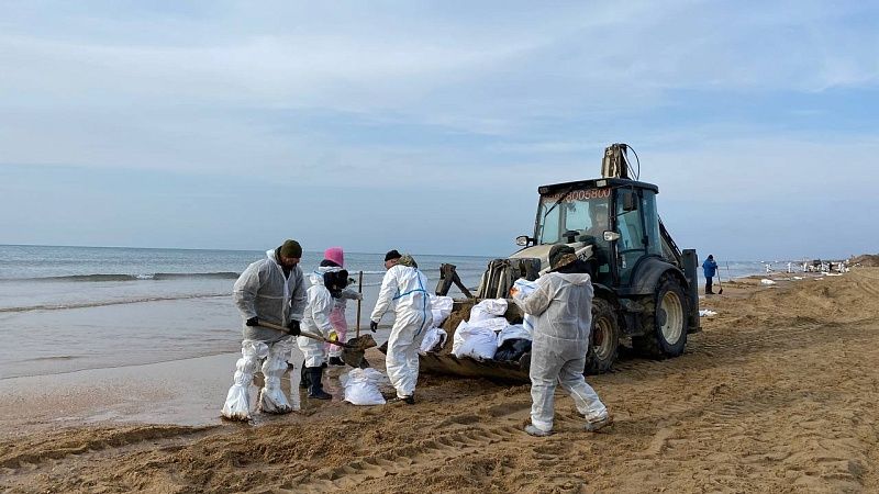 С пляжей и моря: новые способы ликвидации мазута протестировали на Кубани