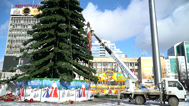 На центральной площади Краснодара убирают новогоднюю елку
