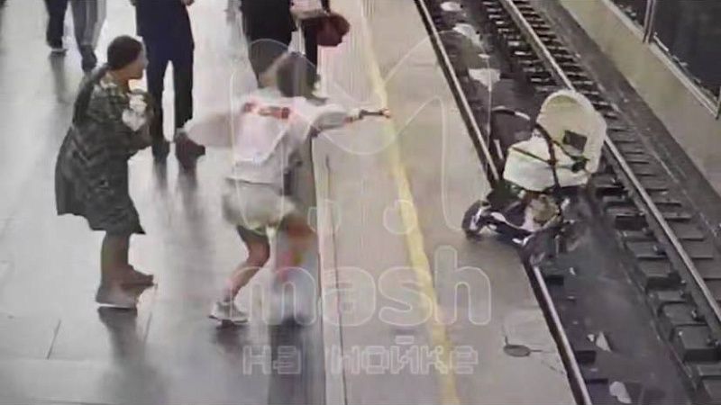 Детская коляска сверхъестественным образом упала под поезд в метро Питера