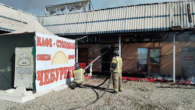 Чебуречная загорелась в поселке Энем под Краснодаром