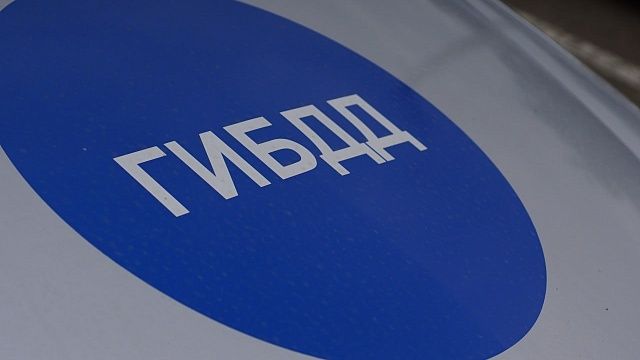 Подросток за рулём автомобиля врезался в дерево в центре Москвы