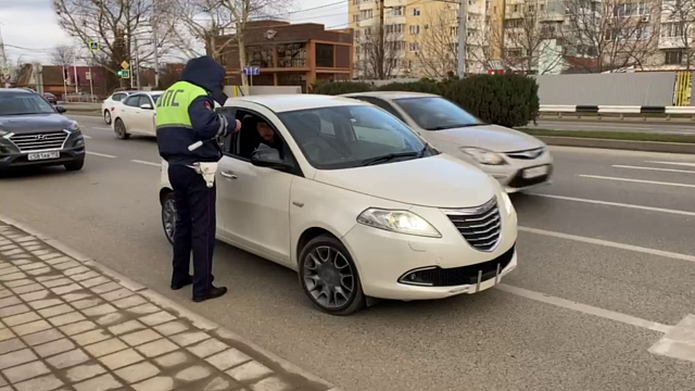 В Краснодаре полицейские скрыто патрулируют улицы и ловят нарушителей ПДД