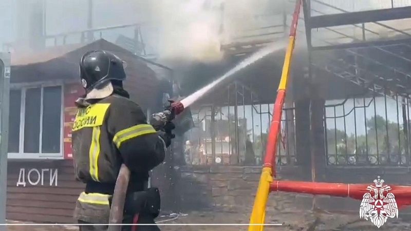 МЧС показало кадры тушения крупного пожара в парке развлечений в Анапе