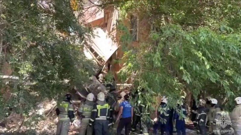 МЧС показало видео с места обрушения части подъезда в жилом доме в Астрахани