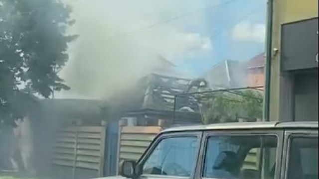 В Краснодаре сгорела крыша частного дома. Фото: t.me/typodar